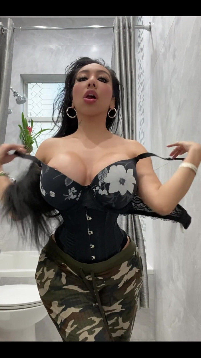 Anakaliyah: 想知道我在这个下穿什么