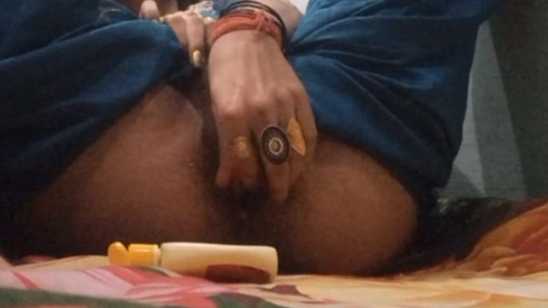hornytrans: Indický crossdresser používá barvu na nehty pro anál jako dildo