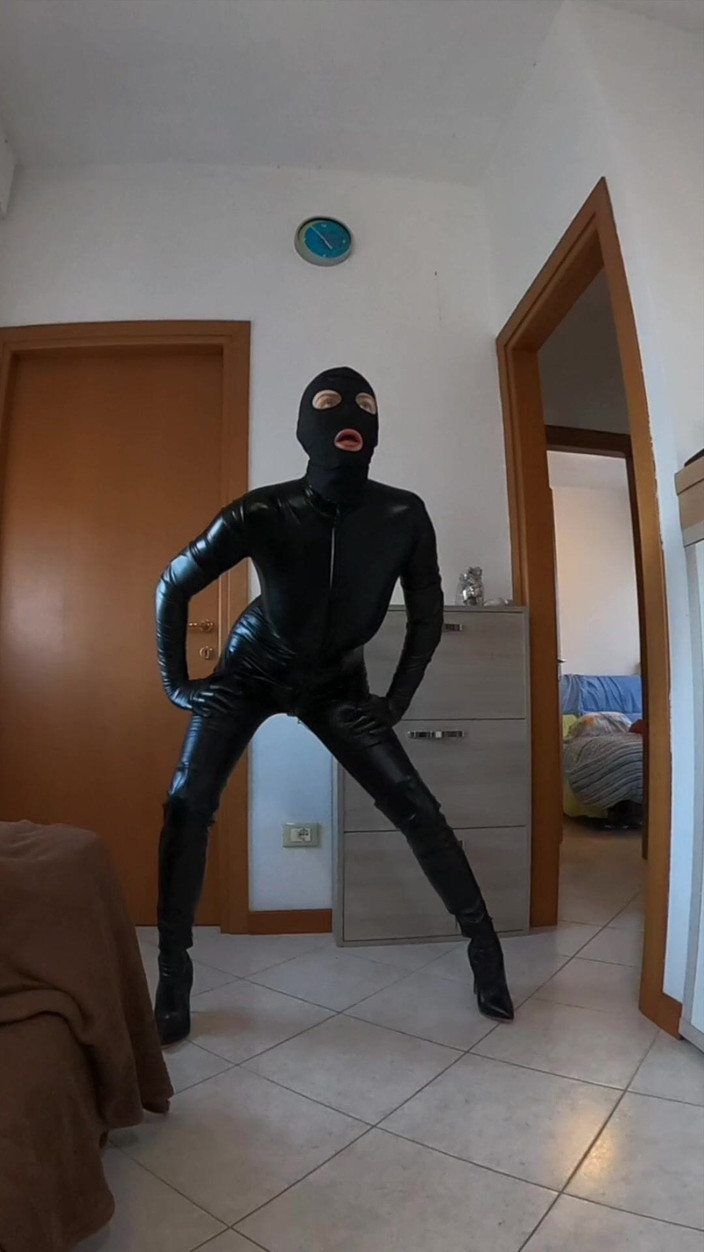 Mature_cunt: Catsuit uzun eldivenler ve çizmeler poz