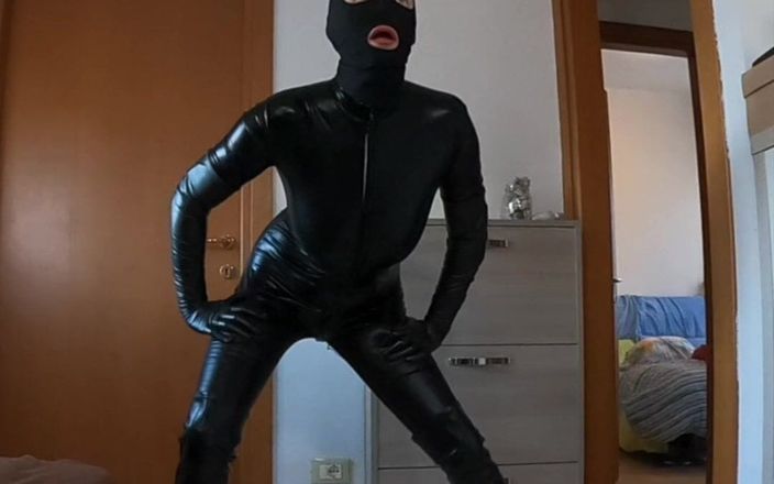 Mature_cunt: Catsuit, guantes largos y botas, posando