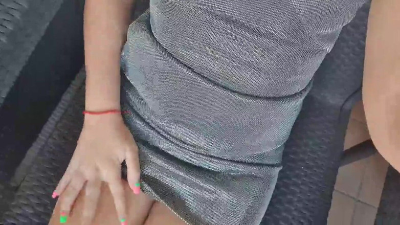 TheloveStory: Seksi ve azgın genç kız açık havada şeker amına dokunuyor