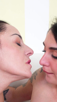 Duas lindas morenas punho e lamber uma a outra