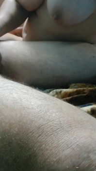 Une MILF pulpeuse fait une branlette et une éjaculation