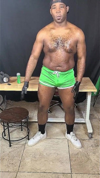 Aceitada musculosa streamer gay sacudiendo una polla gigante después de hacer ejercicio