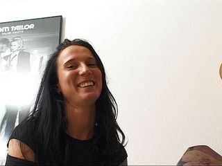 German Classic Porn videos: Matrigna dai capelli corvini nella sua prima audizione