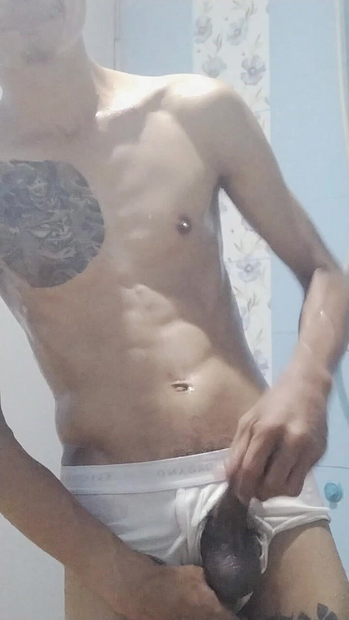 Cute boy all: Si masturba da sola in doccia