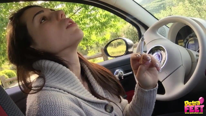 Smokin Fetish: Calda ragazza che fuma in macchina