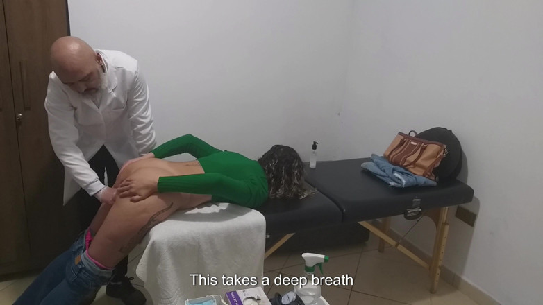 Gabi SweetCouplesStories: Un vero medico esamina l'ano e il seno del paziente