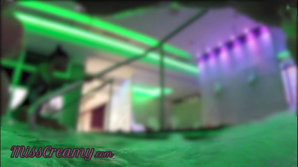 Miss Creamy: Ukazuji ptáka před dívkou v lázních u bazénu, pomáhá mi...