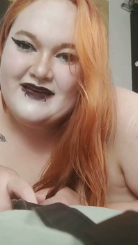 สาวสวยตัวใหญ่ Domme Venus Aurea ตอบแทนคุณด้วยการนั่งบนหน้าขณะที่คุณติดสายจูง