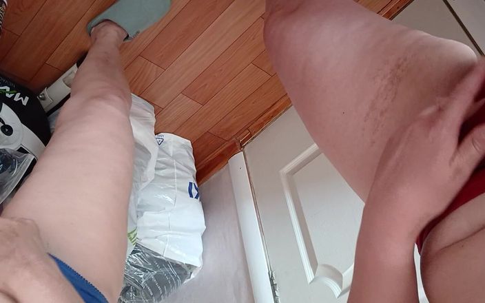 Lesbian-candys: 3人の女子大生が濡れたパンティーの中で大声で同時に射精