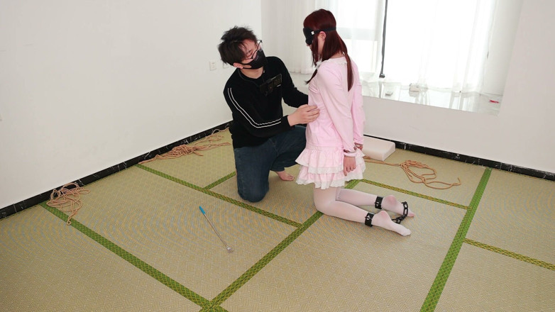 Asian bondage: The Cute White Stockings Girlfriend Is Restrained and Shackled, Tickling...