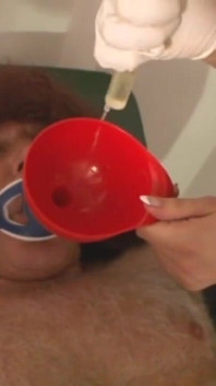Ponižující zadek pronikl do ženských šatů