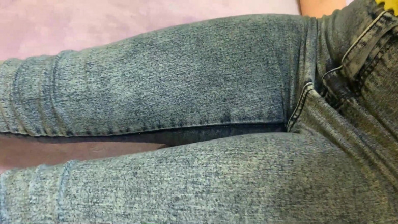 Petite Princesses Femdom: Sofi fullweight jeanssitting on tied slave and listens to music...