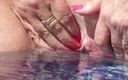 UK Joolz: Gioco nuda in piscina in vacanza