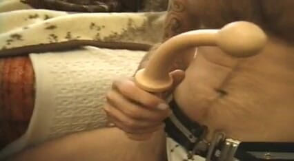 Tight little babes: Неверную милфу грубо трахает в очко строитель