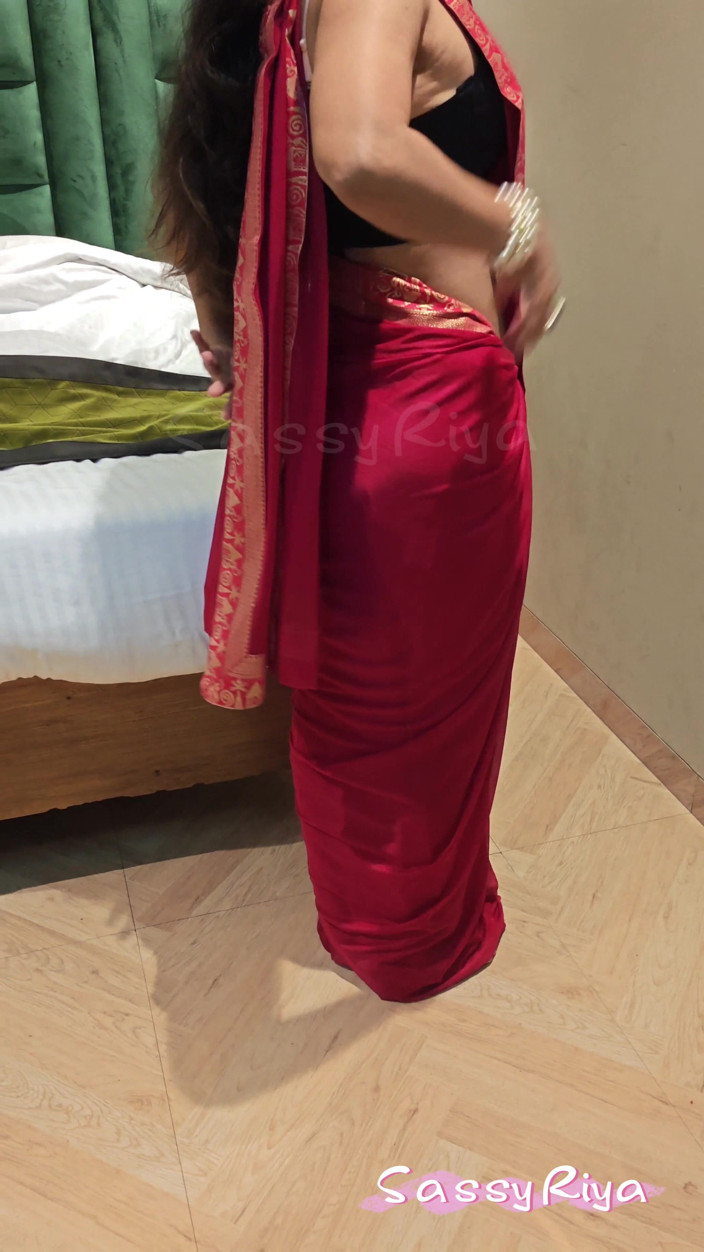 Sassy Riya: Sassy Riya Saare Close up Cleavage