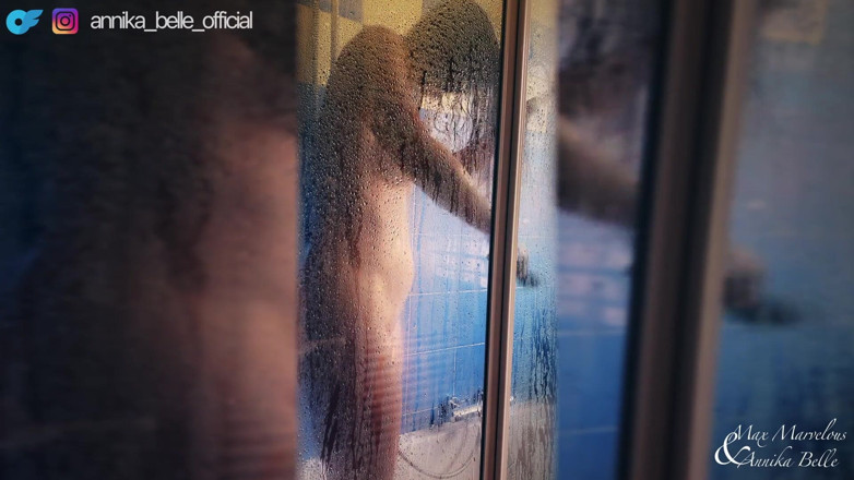 Max and Annika: ดูฉันเล่นในห้องอาบน้ํา - เวลากับ Annika Belle