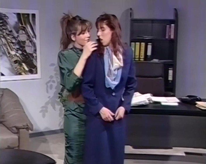 Vintage Climax: O mamă sexy păroasă este futută până la ejaculare în acțiune...