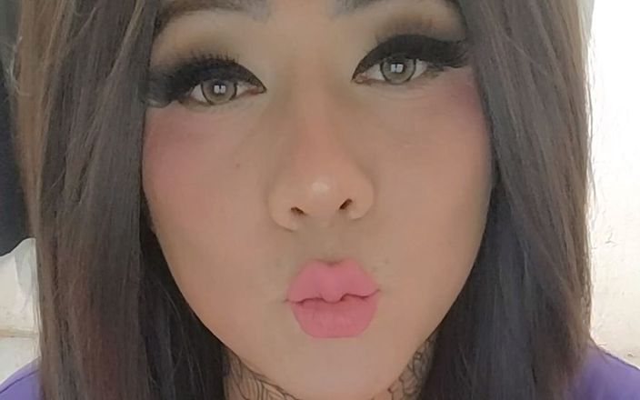 Kimberly Polizzi: O transsexuală drăguță își masturbează pula