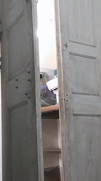 Chica india y su novio comienzan a hacer una marca silenciosa en un aula