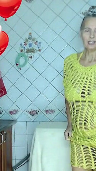 Gospodina sexy Lukerya visează de vară în bucătărie