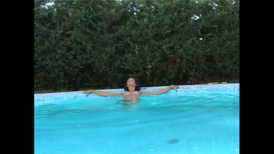 Purzel Official: Model Hungary yang tidak dapat ditolak menyentuh dirinya