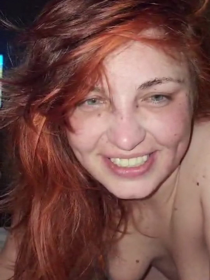 Elena917: Nyambuk, sepong kontol, ludah, fisting sambil ketemu sama penggemar