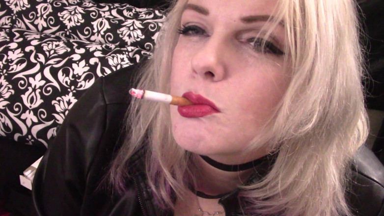 Smoke Temptress Annie Vox - Smoking Fetish: Marlboro rojo colgando humo