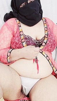 Weißer körper, wunderschöne bBW, drückt und versohlt auf dicke möpse, während sie in muschi fingert, stöhnt heiß laut