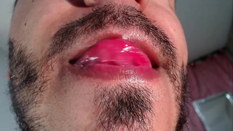 Tommhot: Pria latino berkulit gelap lagi asik mainin mainan seksnya dan...