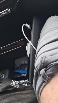 Handjob Im Auto Des App-fahrers Ließ Ihr Sperma in Den Mund Kommen!
