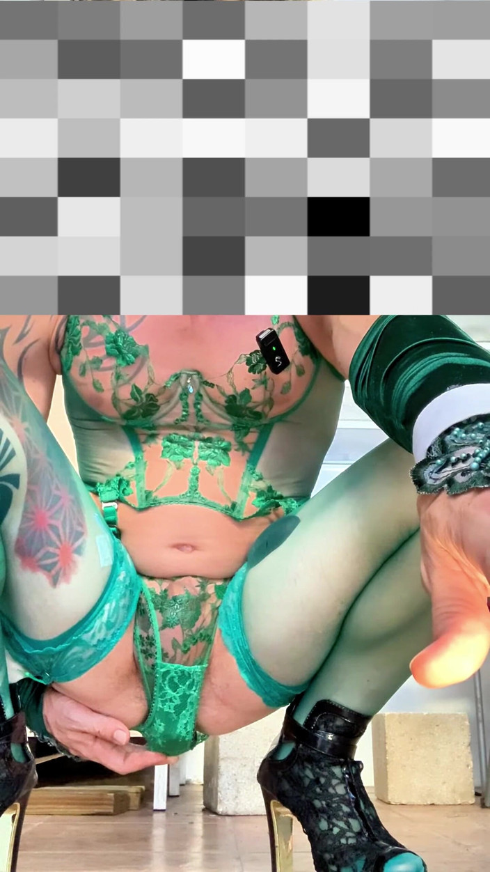 Benito414: 可爱的 femboy 非常性感的丝袜内衣在户外展示他的内裤