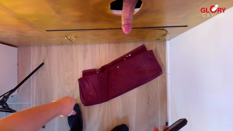 GLORYHOLEGAYS: Nadržený táta penis u gloryhole – stříkám na něj a musím...