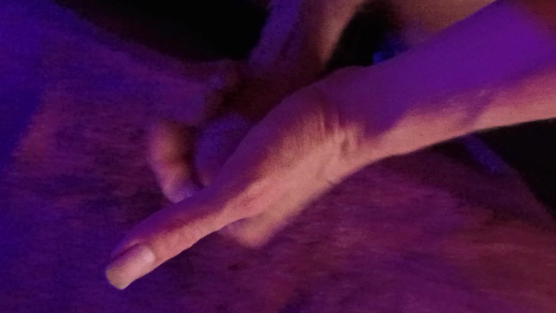 DeepthroatCumslut: Mi sego il mio grosso cazzo duro per te