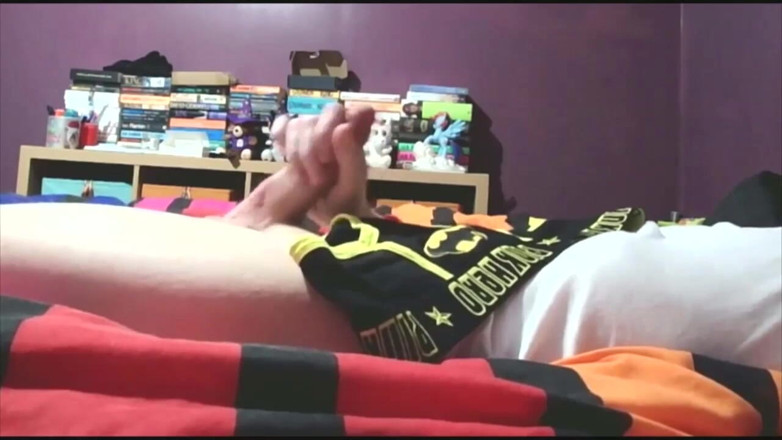Gay Scottish twink Sammy Andrews: सैमी एंड्रयूज काले सुपरहीरो अंडरवियर पर कमिंग