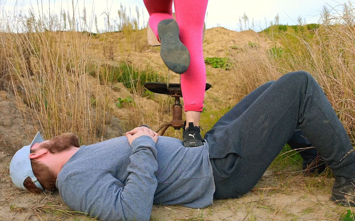 JoZi: Топтание на улице в сапогах, женское доминирование Jozi Топтание в любительском видео