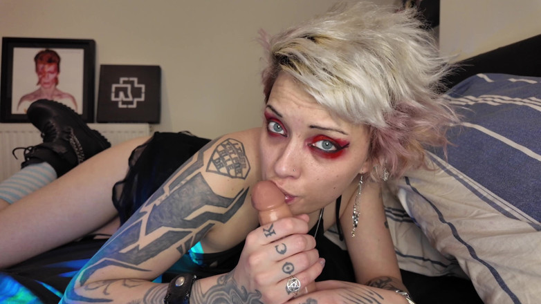 Glitterqueen1999: 7 días de chupar la polla con madrastra