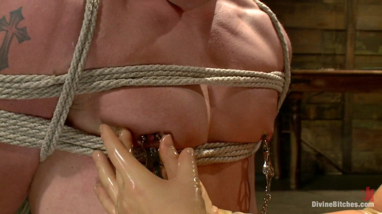 Divine Bitches by Kink: Debutul unei noi curve