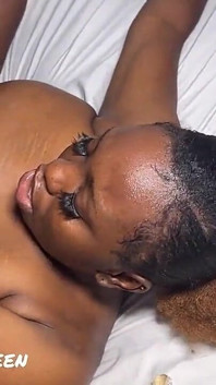 Esas enormes tetas y esa cara cachonda te harían correrte