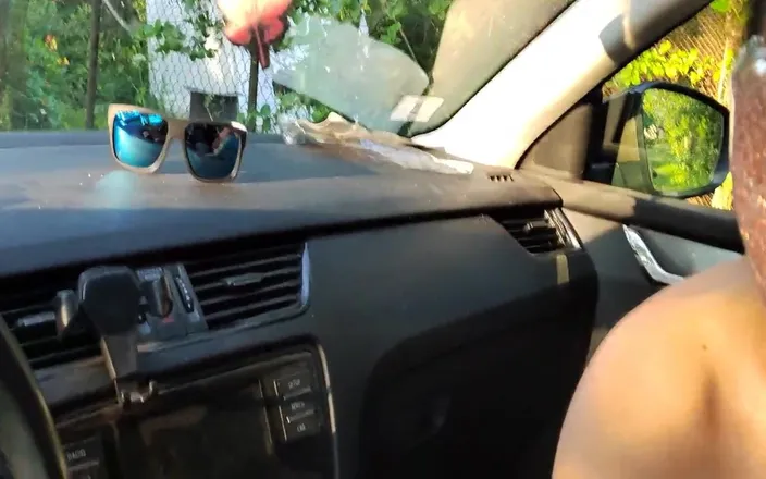 Emma_Alex: Auto dobrodružství s krásnou holkou. Téměř chycen sousedem, zatímco kouří....