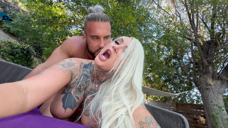 Alfiecinematic: Napalona Tatted Barbie pieprzy mój masywny wielki kutas w POV