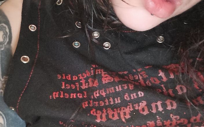 Inked Devil Xxx: Adolescente punk + 18mom, grosses lèvres et seins naturels