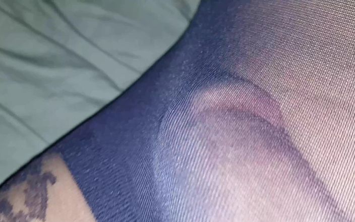 Dani Leg: Dani Leg în ciorapi cu pateuri albastre