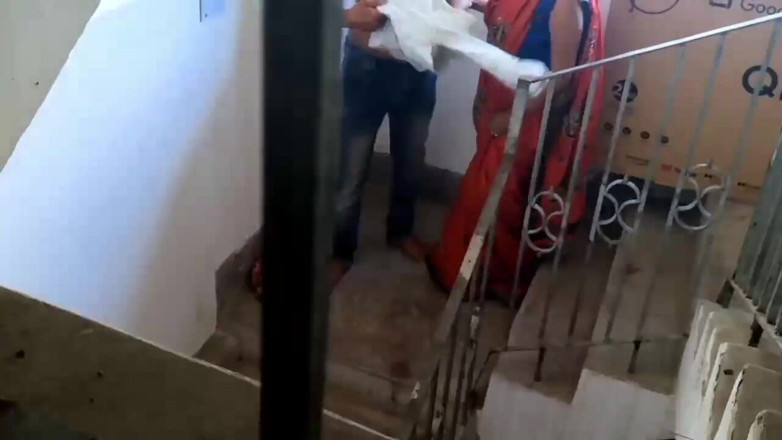 Fantacycutting: Soție indiană futută de un băiat care face livrări TV