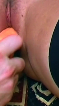 Awek blonde matang meregangkan pepek basah dengan dildo tebal