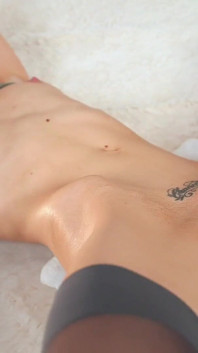 Ničení kundičky sexmachine plus belly bulge