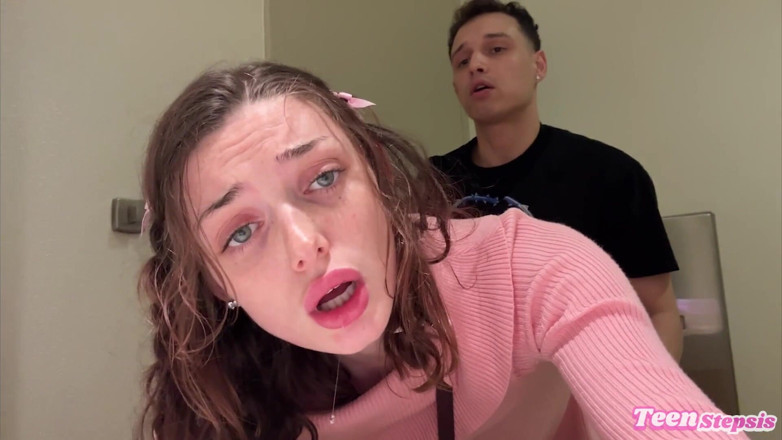 Teen StepSis: Daisy Love jebanie w łazience w centrum handlowym