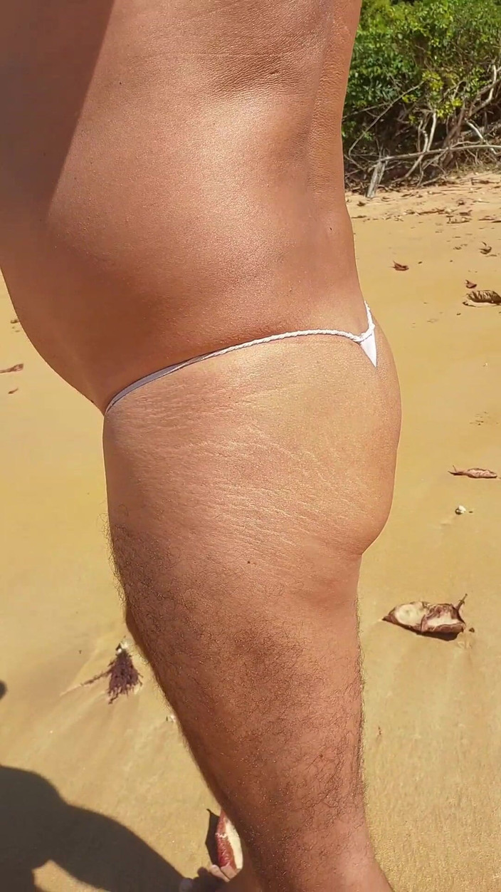 Ladysilvas: 해변에서 섹시한 팬티를 입고 걷는 Ladysilva 크로스드레서