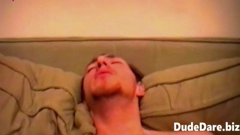 DudeDare: Schau zu, wie frecher twink erotisch masturbt